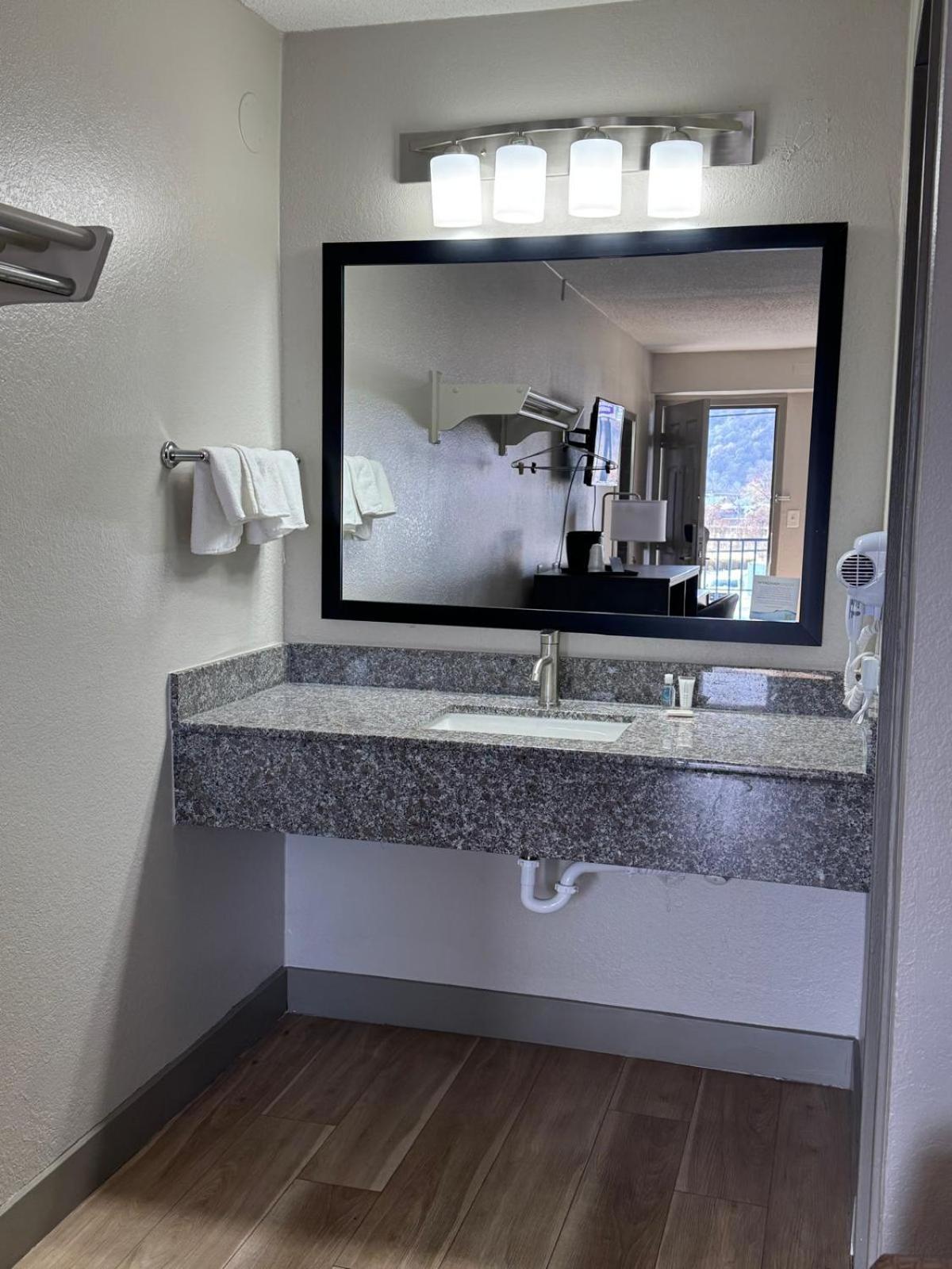 מלון Super 8 By Wyndham Charleston Wv מראה חיצוני תמונה